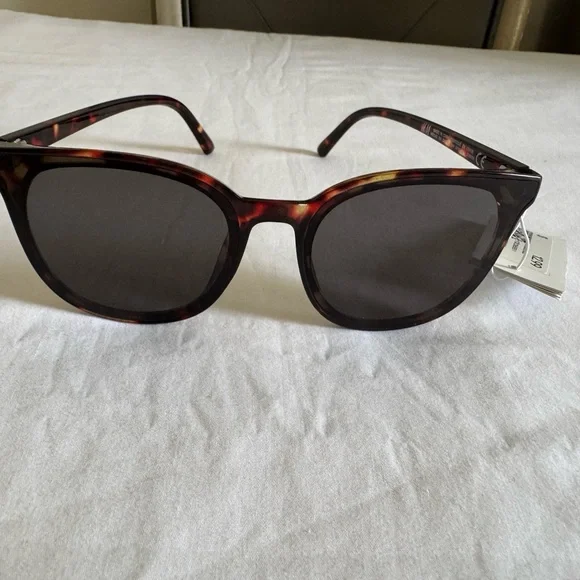 Stylish Tortoiseshell Sunglasses - Picture 2 of 8
